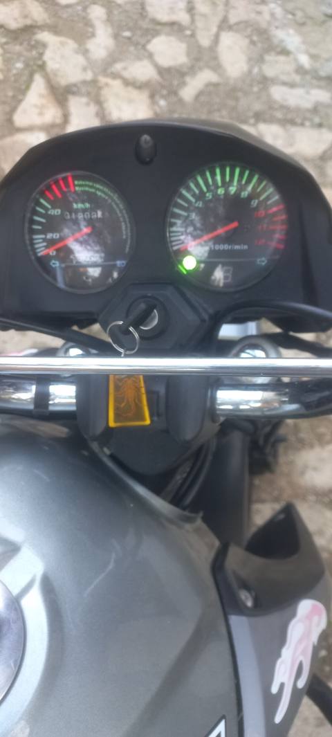 Mototsikl – Tufan (49 cc sinfi) Xüsusiyyətlər: - Yanacaqla işləyən — Көліктер