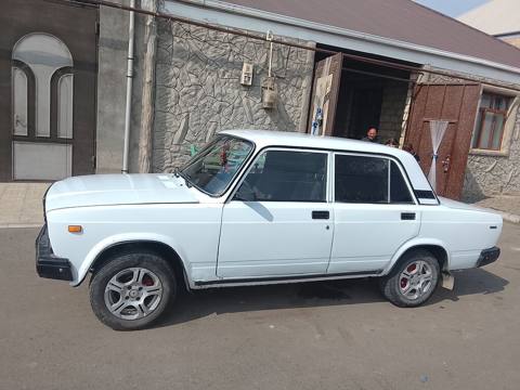 VAZ 2107, ağ rəng, sedan kuzov. Xüsusiyyətlər:karopka5skors — 3 000 ₼ · Gəncə · Avtomobillər VAZ 2107, ağ rəng, sedan kuzov. Xüsusiyyətlər:karopka5skors — Gəncə