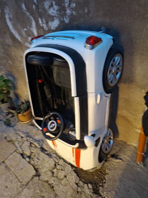 Uşaq üçün elektrikli minik maşını masinin rolu xarabdi zaretqa — Masazır