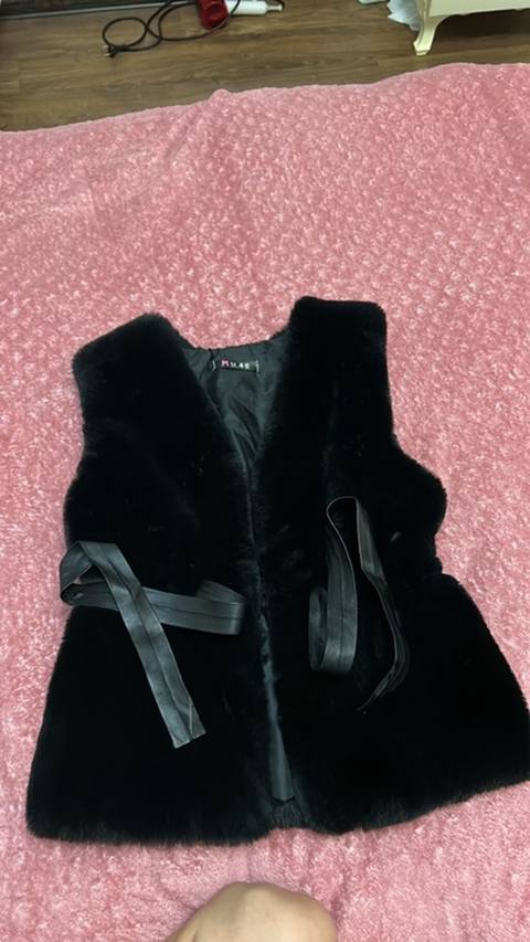 Qadınlar üçün qara süni xəz jilet - Model: qolsuz, V-yaxa - Material — 25 ₼ · Bakı · Yelek Qadınlar üçün qara süni xəz jilet - Model: qolsuz, V-yaxa - Material — Bakı