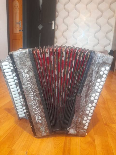 Kazan markalı bayandır (akkordeon) - Korpus: boz-mərmər naxışlı — Sumgayit