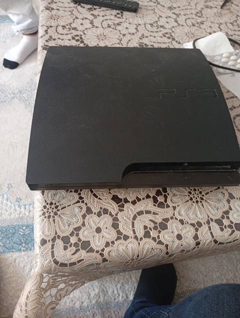 Sony PlayStation 3 Slim oyun konsolu - Model: PS3 Slim (yuxarıdan — Bakı