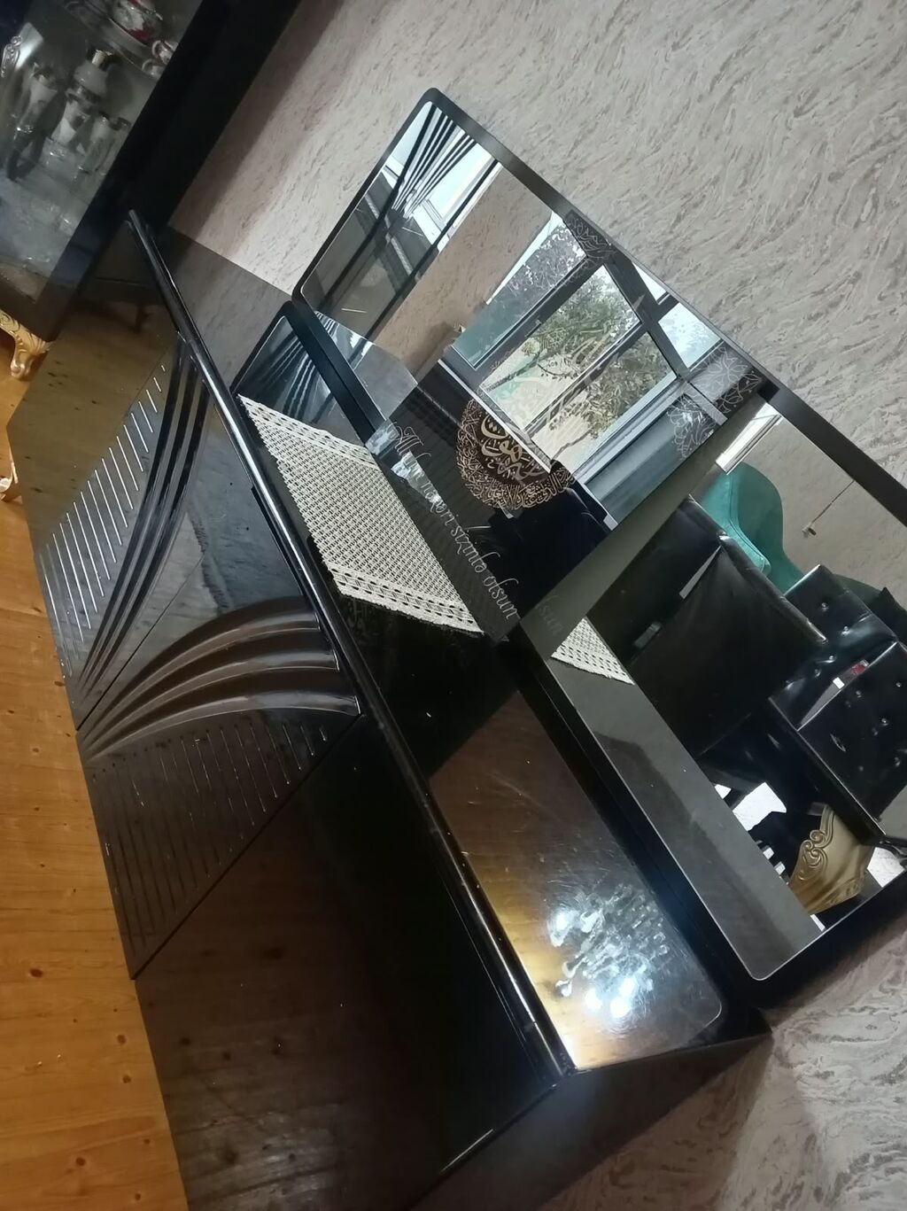 İşlənmiş, Güzgülü — Komodlar və tumbalı, Bakı