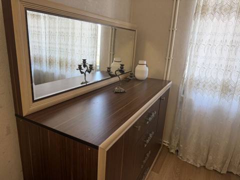 Geniş güzgülü komod - Material: laminat/MDF kombinasiya, tünd qoz — Bakı