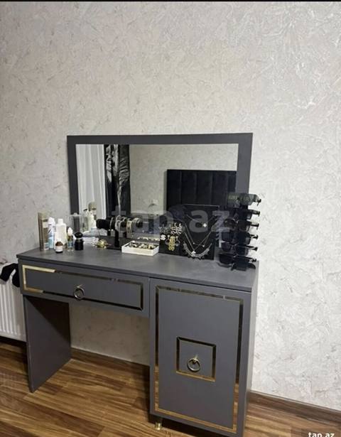 Boz rəngli güzgülü makiyaj masası - Minimalist dizayn, boz korpus və — 150 ₼ · Bakı · Masalar Boz rəngli güzgülü makiyaj masası - Minimalist dizayn, boz korpus və — Bakı