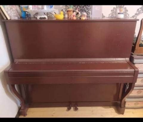Upright piano – klassik dizaynlı, qəhvəyi rəngdə taxta korpus — 300 ₼ · Mingəçevir · Pianino və digər klaviş alətləri Upright piano – klassik dizaynlı, qəhvəyi rəngdə taxta korpus — Mingəçevir