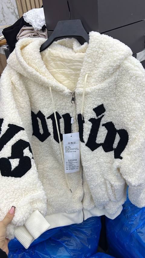 Qışlıq xəzətə bənzər parça ilə kapşonlu jaket - Rəng: krem-ağ, qara — 35 ₼ · Digah · Jaketlər Qışlıq xəzətə bənzər parça ilə kapşonlu jaket - Rəng: krem-ağ, qara — Digah