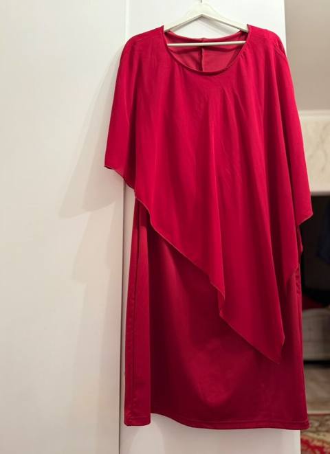 Qırmızı paltar - Model: asimmetrik kəsimli, üst hissədə pelerin tipli — Bakı