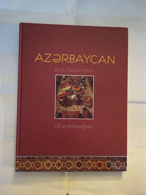 Azərbaycan kulinariyasına həsr olunmuş ensiklopedik kitab. Üz — Баку