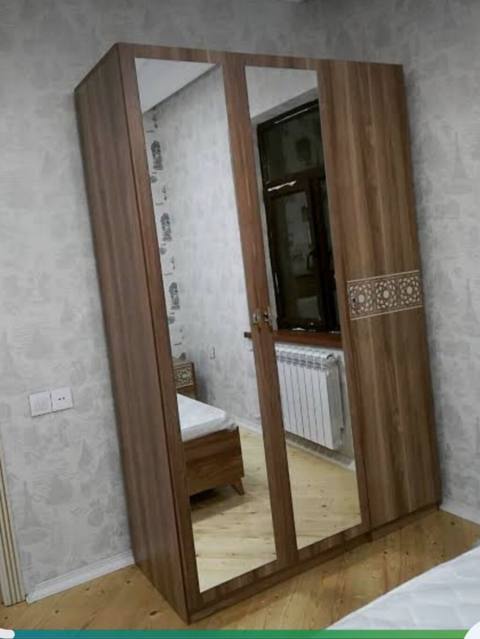 Tecılı satılır Üçqapılı paltar dolabı – güzgülü, ağac naxışlı dizayn — 165 ₼ · Baku · Qablar və mətbəx əşyaları Tecılı satılır Üçqapılı paltar dolabı – güzgülü, ağac naxışlı dizayn — Baku