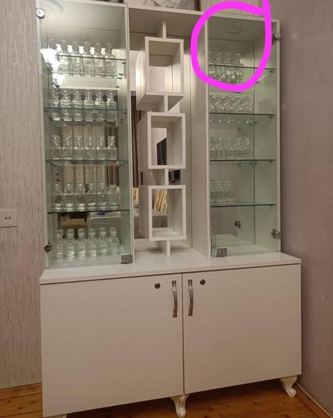 Ağ rəngli, müasir dizaynlı qonaq otağı servanta/vitrin mebeli. Model — Sumgayit