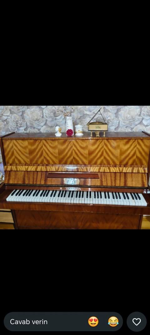 Belarus markalı şaquli piano. Klassik taxta korpuslu, parlaq lak — Баку