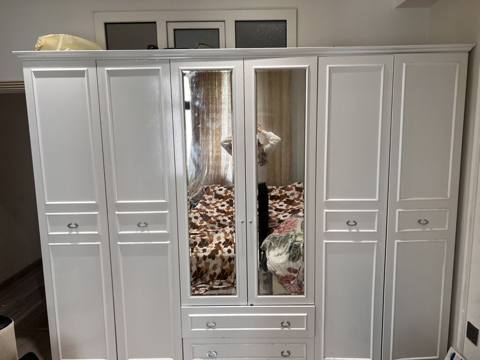 Ağ rəngli, klassik üslubda böyük paltar şkafı. Şkaf çoxbölməli — Баку