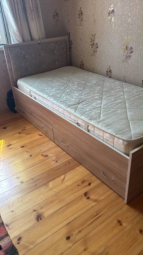 Yataq otağı üçün mebel dəsti. Dəstə birnəfərlik çarpayı, döşək, açıq — Дигях