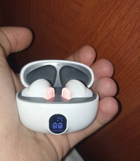 Qiymət sondu. Simsiz Bluetooth qulaqlıq və şarj qutusu. Ağ rəngli — Lankaran