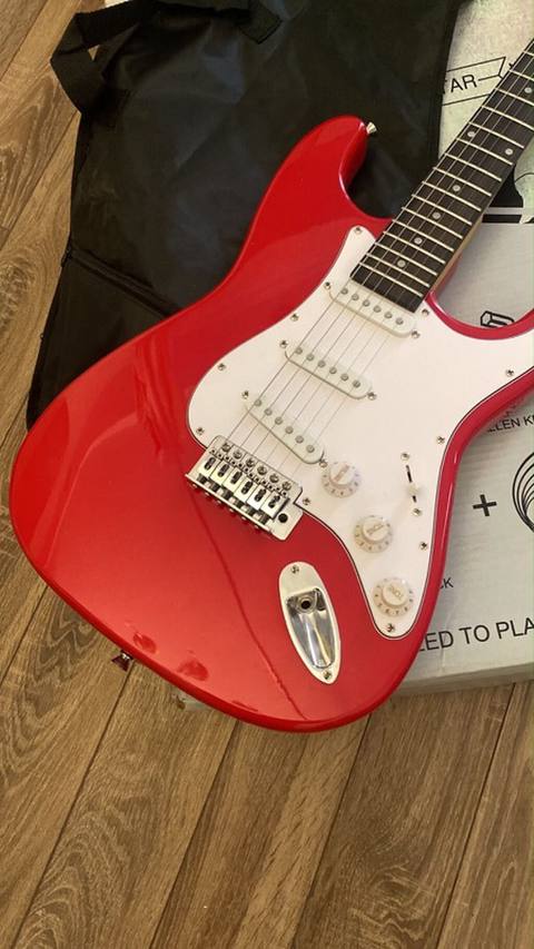 Qırmızı rəngli elektro gitara dəsti. Strat tipli korpusa malik gitara — Baku