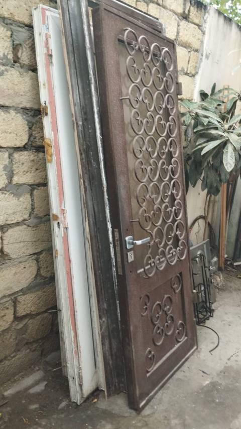 Dekorativ naxışlı metal giriş qapısı. Qapının ön hissəsi dəmir — Mallar