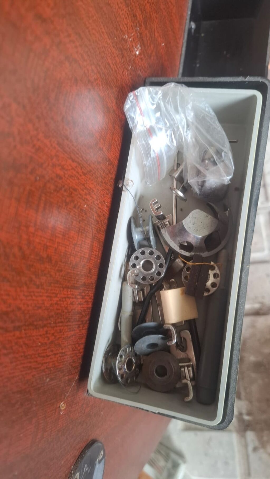 Taxta mebel korpuslu tikiş maşını satılır. Şəkillərdə göründüyü kimi — Tikiş və işəmə maşınları, Digah (3)