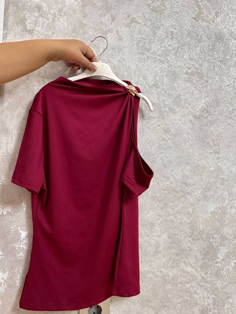 Bordo rəngli qadın bluz/t‑şort dizaynı: - Asimmetrik kəsim: bir tərəfi — 10 ₼ · Bakı · Köynək Bordo rəngli qadın bluz/t‑şort dizaynı: - Asimmetrik kəsim: bir tərəfi — Bakı