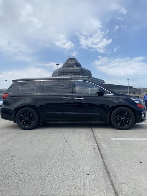 Kia Carnival miniven - Korpus rəngi: qara, qara rəngli disklər — Baku