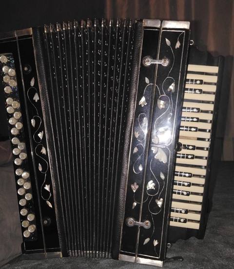 Akkordeon Klassik quruluşlu, qara rəngli akkordeondur. Alətdə sağ — 2 500 ₼ · Tovuz · Akkordeonlar, harmonilar, bayanlar Akkordeon Klassik quruluşlu, qara rəngli akkordeondur. Alətdə sağ — Tovuz