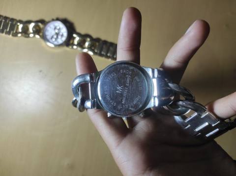 Saatlar tək tək 20AZN birlikdə isə 35AZN qiymətindədir. Michael Kors — Баку