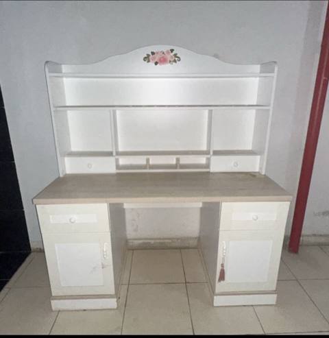 Yazı masası satılır 100 azn.Yaxşı — 100 ₼ · Baku · Mebel Yazı masası satılır 100 azn.Yaxşı — Baku