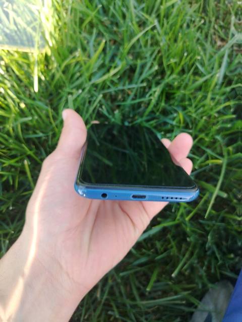 Mavi rəngli smartfon. Cihazın alt hissəsində 3.5 mm qulaqcıq girişi — Alamdar Mirzeyev