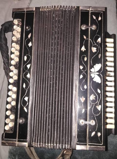 Qara rəngli, klassik dizayna malik qarmon/akkordeon. Alətdə sağ — 2 500 ₼ · Tovuz · Akkordeonlar, harmonilar, bayanlar Qara rəngli, klassik dizayna malik qarmon/akkordeon. Alətdə sağ — Tovuz