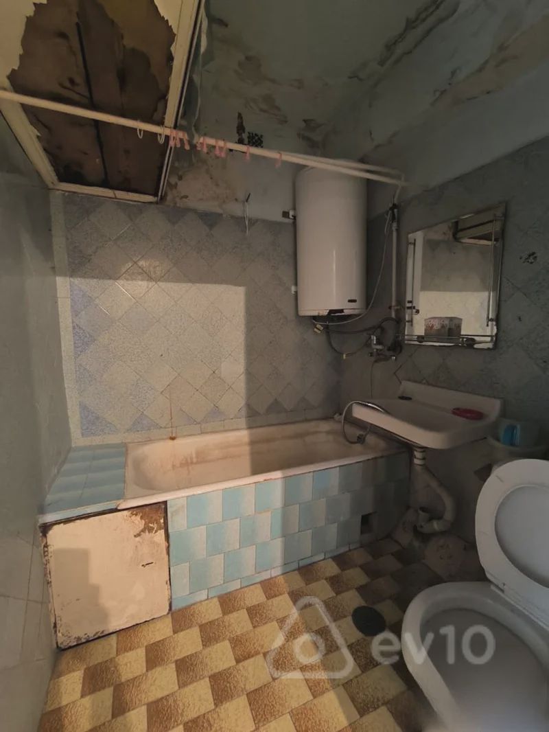 For sale: 1-room apartment (old building), 41 m² — Mənzil, Bakı (9)