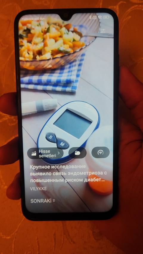 Redmi smartfon, mavi rəngdə korpusla təqdim olunur. Arxa hissədə “48MP — Баку