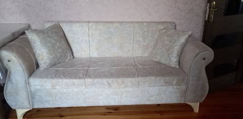 Qonaq otağı üçün zərif dizaynlı yumşaq divan. Açıq bej rəngdədir və — Дигях