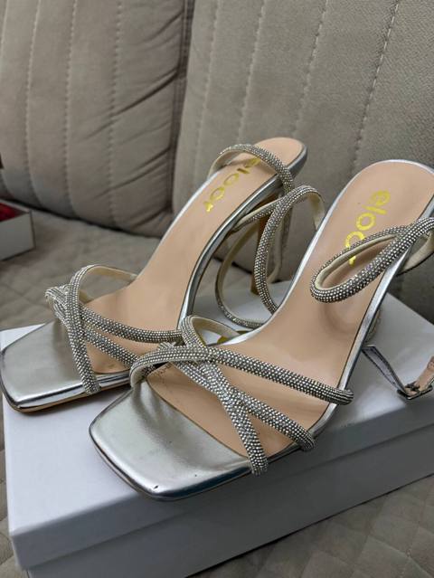 Qadınlar üçün zərif gümüşü rəngli hündürdaban sandal. Model açıq — Баку