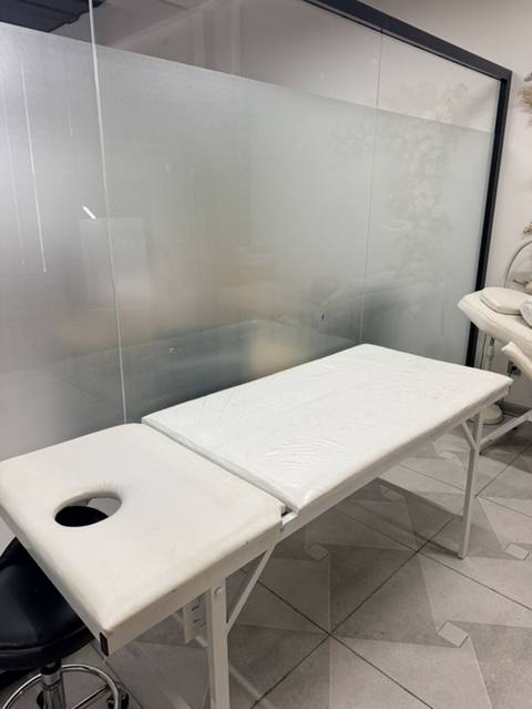 Kosmetoloji, masaj və estetik prosedurlar üçün kuşetka. Ağ rəngli — Баку
