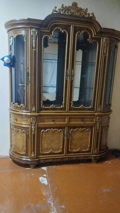 Zövqlü klassik üslubda vitrin-bufet şkaf. - Material: ağac karkas — Баку