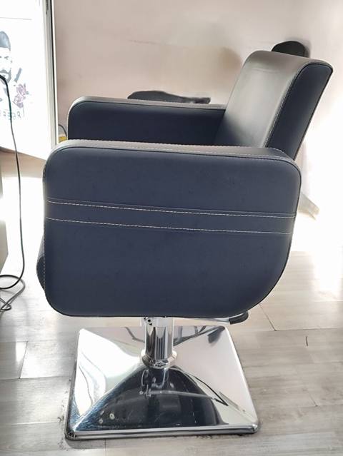Salon üçün bərbər kreslosu. Qara rəngli, yumşaq üzlüklü və ağ tikiş — Шамахы