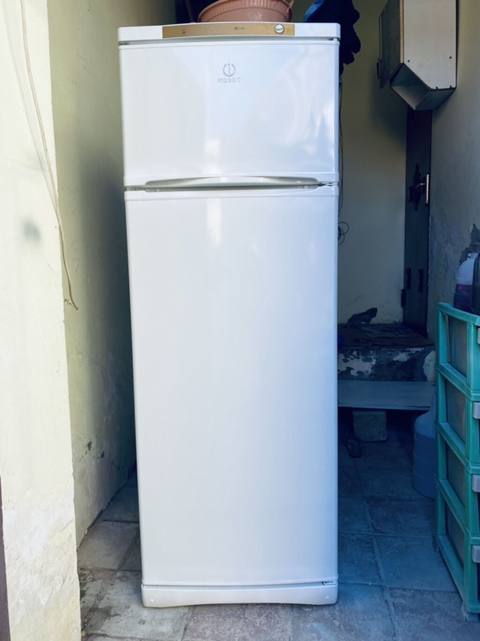 Indesit markalı ikiqapılı soyuducu. Ağ rəngdə, yuxarıdan dondurucu — Мехдиабад