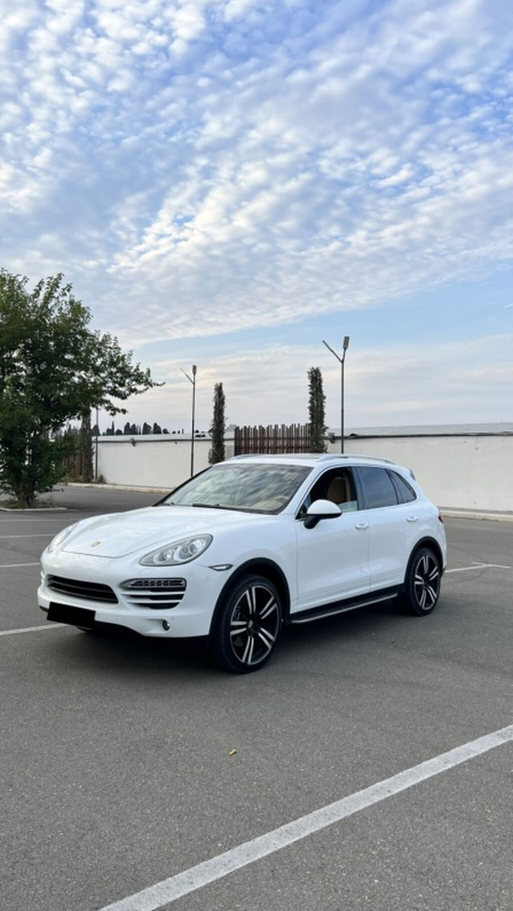 Porsche Cayenne təqdim olunur. Ağ rəngli premium sinif SUV modeli — Avtomobillər, Gəncə (7)