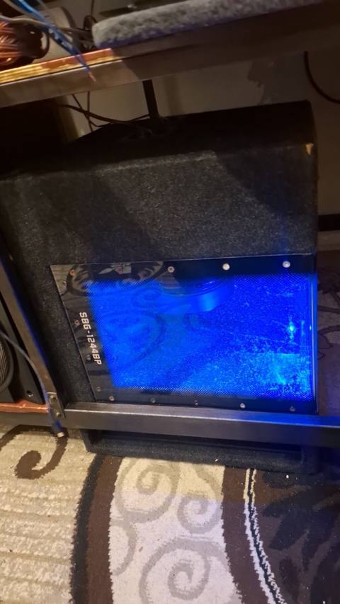 Səs sistemi üçün korpus tipli subwoofer satılır. Şəkildə üzərində — Баку