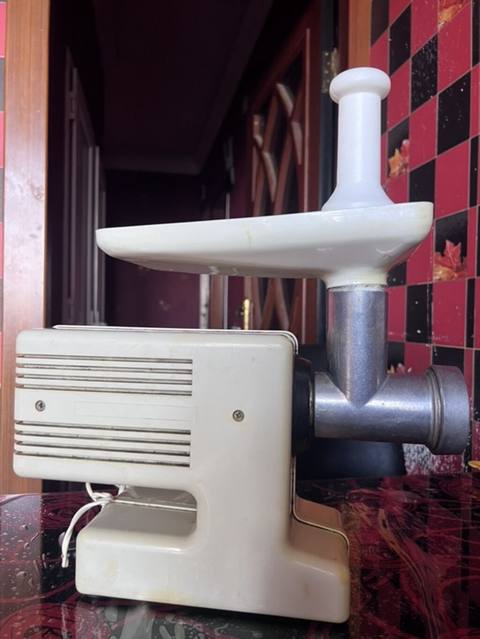 Elektrikli ətçəkən maşın Xüsusiyyətləri: - Elektriklə işləyən ətçəkən — 25 ₼ · Baku · Ət xırdalayıcılar və qurğular Elektrikli ətçəkən maşın Xüsusiyyətləri: - Elektriklə işləyən ətçəkən — Baku