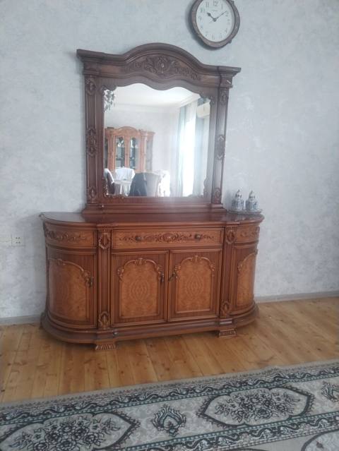 Klassik üslubda massiv ağacdan hazırlanmış güzgülü konsol-bufet — Дигях