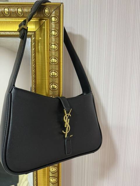 Saint Laurent qoltuqaltı çanta - Model: Le 5 à 7 silueti tərzində — Baku