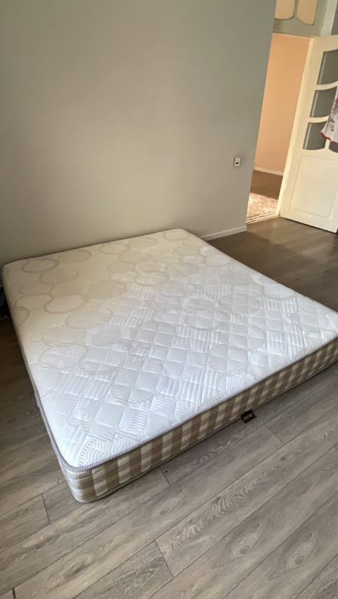 180x200 ölçülü döşək. Açıq rəngli, üst hissəsi naxışlı matras parçası — Хырдалан