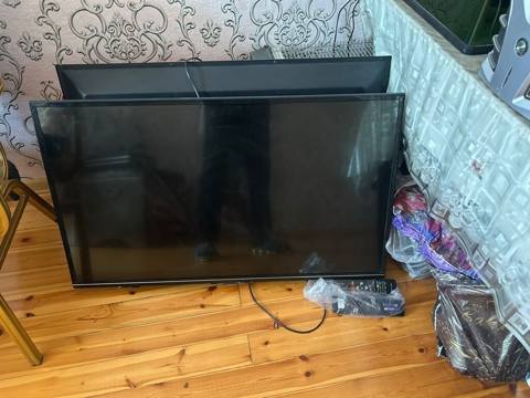 Böyük ölçülü, nazik çərçivəli düz ekran televizor. Qara rəngli korpus — Гянджа