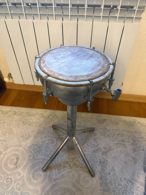 Metal korpuslu, tək baraban (snare/hend drum tipli) və möhkəm — Masazır