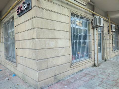 Künc yerləşimli vitrinli obyekt/mağaza sahəsi - Küçəyə çıxışı olan — Bakı
