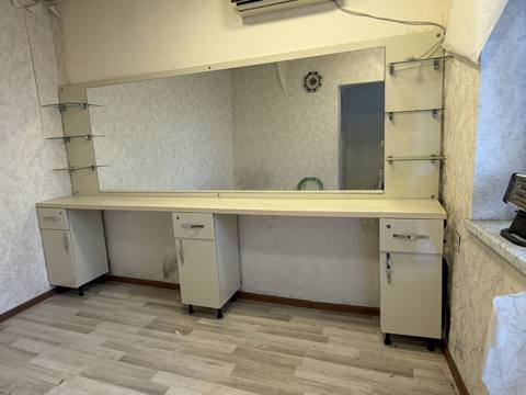 Geniş güzgülü salon stendi – gözəllik salonları və bərbərxanalar üçün — Баку