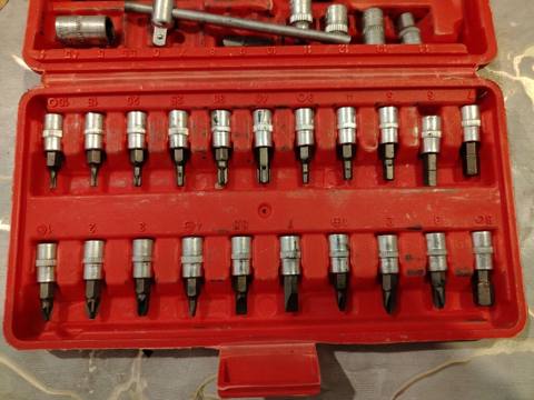 46 hissəli ucluq və qollar dəsti – qırmızı plastik qabda komplekt — 6 ₼ · Хырдалан · Açarlar 46 hissəli ucluq və qollar dəsti – qırmızı plastik qabda komplekt — Хырдалан