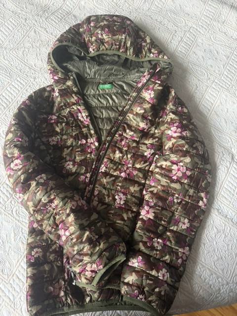 United Colors of Benetton markalı qadın üçün qısa şişme gödəkçə. Model — Baku