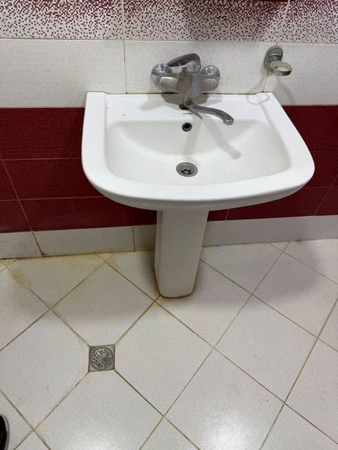 Keramik paltar yuma/lavabo dəsti - Tək ayaqlı keramik lavabo — Сантехника